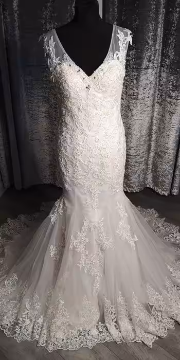 Lylia Mermaid Lace Wedding Dress